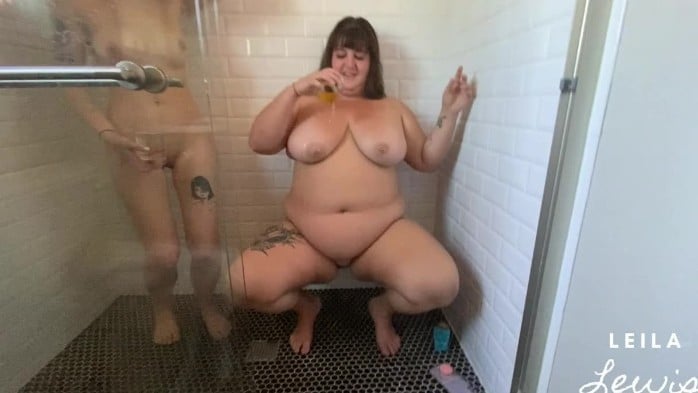 Leila Lewis - Pee Compilation With Friends In Vegas (11-12-2020) 720p